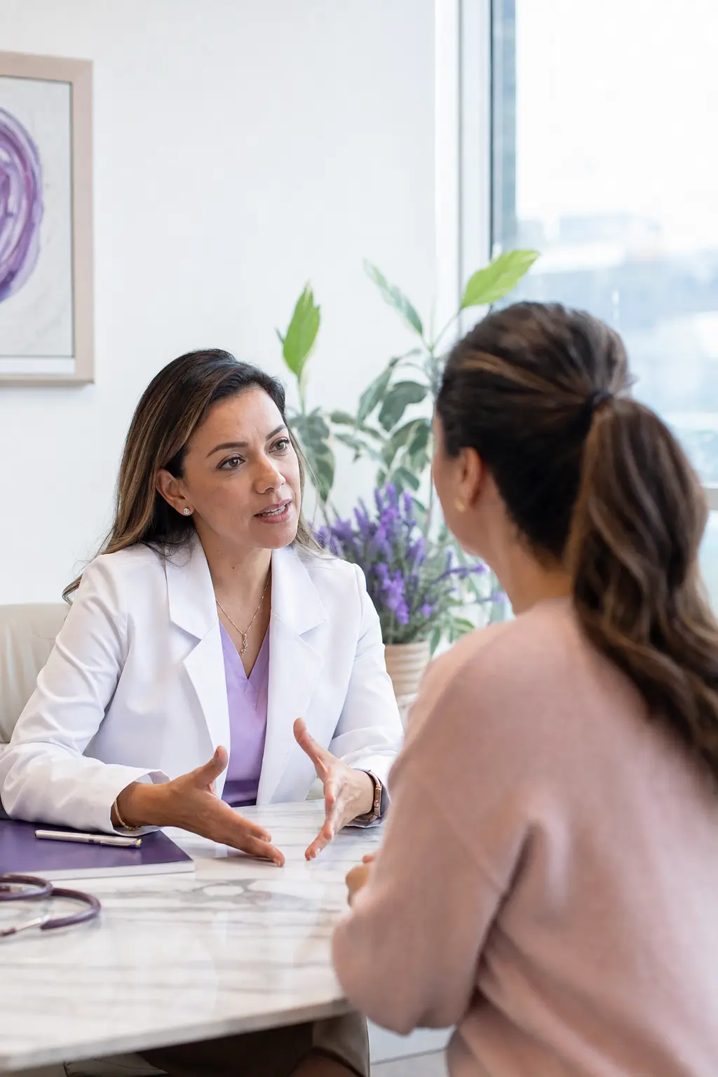 Doctora conversando con una paciente en su consultorio